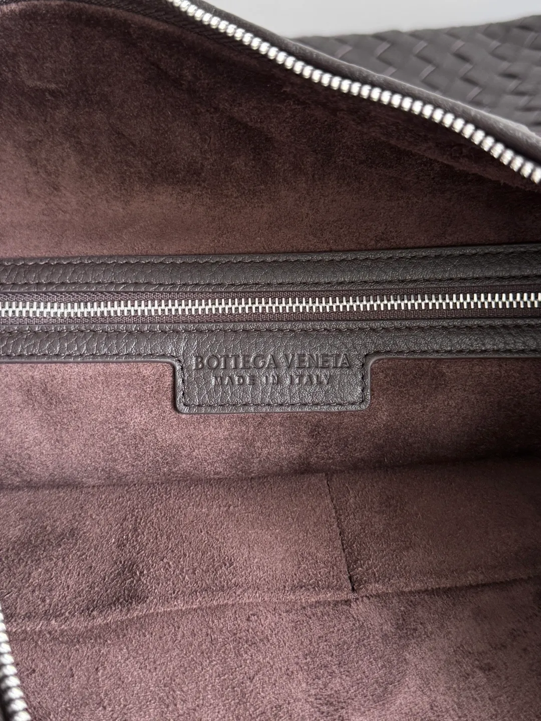 Batch 3280 BOTTEGA VENETA's new Traveler deerskin series is here! The travel season is coming soon, and I believe you must need a large-capacity and simple bag. This new Traveler is very in line with the current travel craze. The whole bag is designed with deerskin and is made of the highest quality leather. It feels tougher to the touch. The super large capacity is suitable for short trips. Traveling with friends and family does not require carrying heavy luggage. It is also very convenient for friends who often travel for work. You can carry two changes of clothes and a computer with you. It also comes with an adjustable shoulder strap to free your hands. Style number: 806976 Size: 58*46*10cm